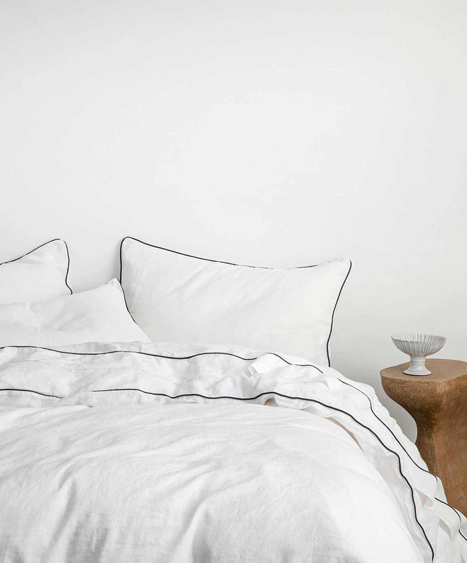 Piped Linen Flat Sheet - White And Navy 4 Piped Linen Flat Sheet - White And Navy - Image 2