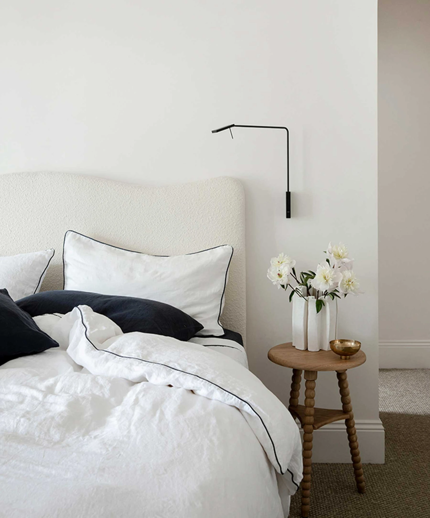 Piped Linen Flat Sheet - White And Navy 5 Piped Linen Flat Sheet - White And Navy - Image 3