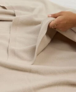 100% NZ Merino Wool Blanket - Oatmeal -Cultiver Sales Store Wool Blanket Detail Oatmeal 02